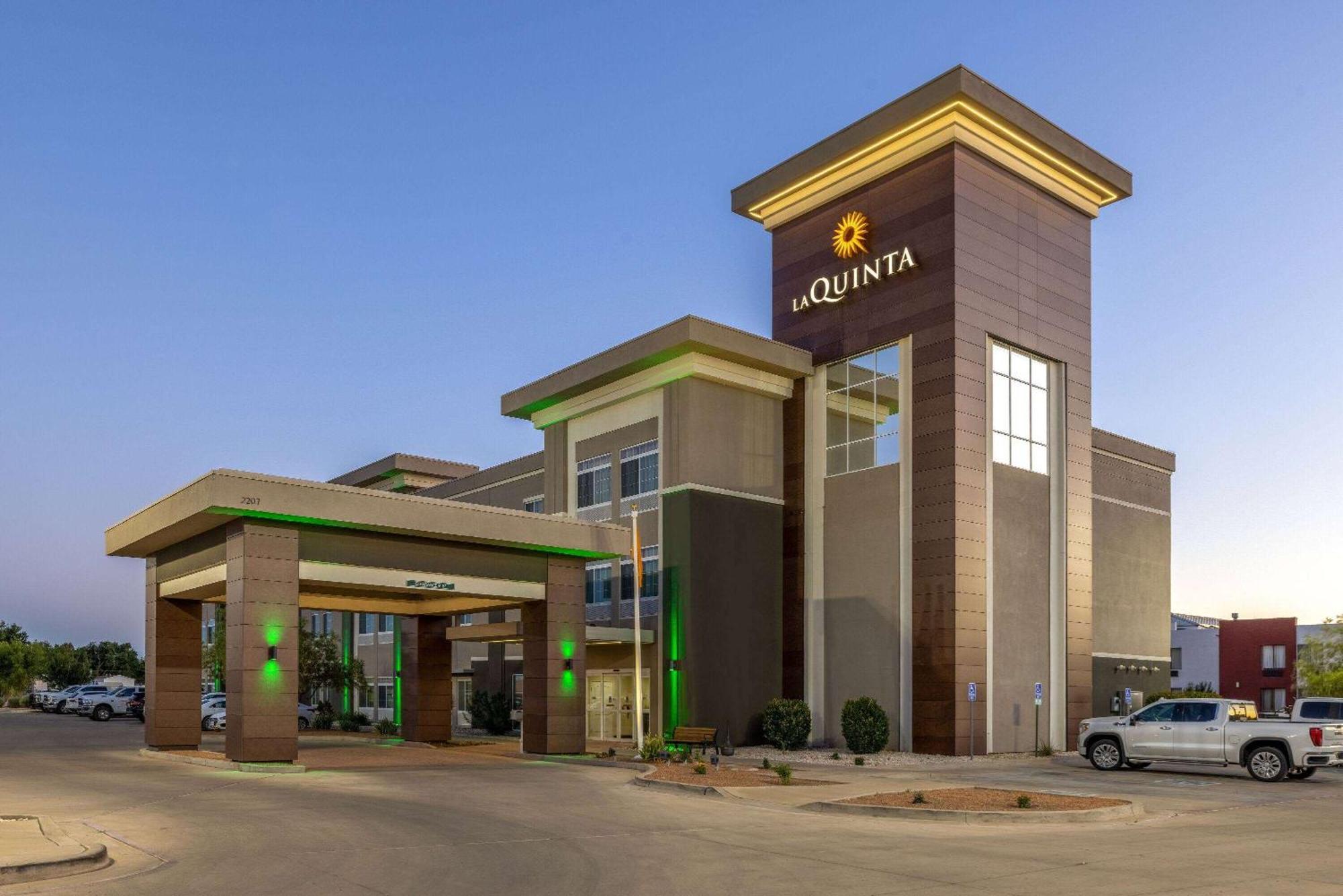 La Quinta By Wyndham Artesia Hotel Exterior photo