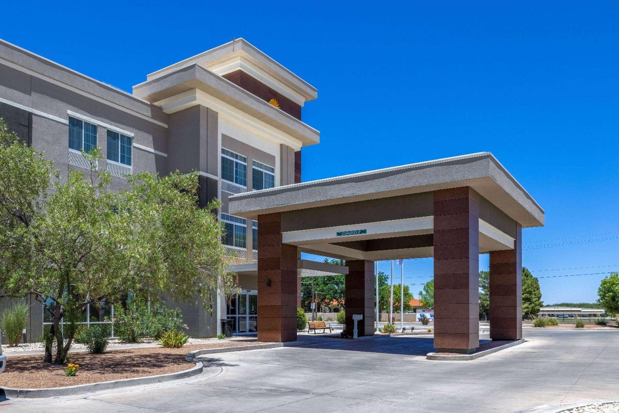 La Quinta By Wyndham Artesia Hotel Exterior photo